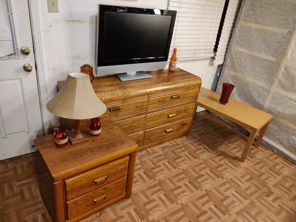 Nice set of dresser, night stand & table, all drawers working well, driveway pickup. L56"*W16"*H30"