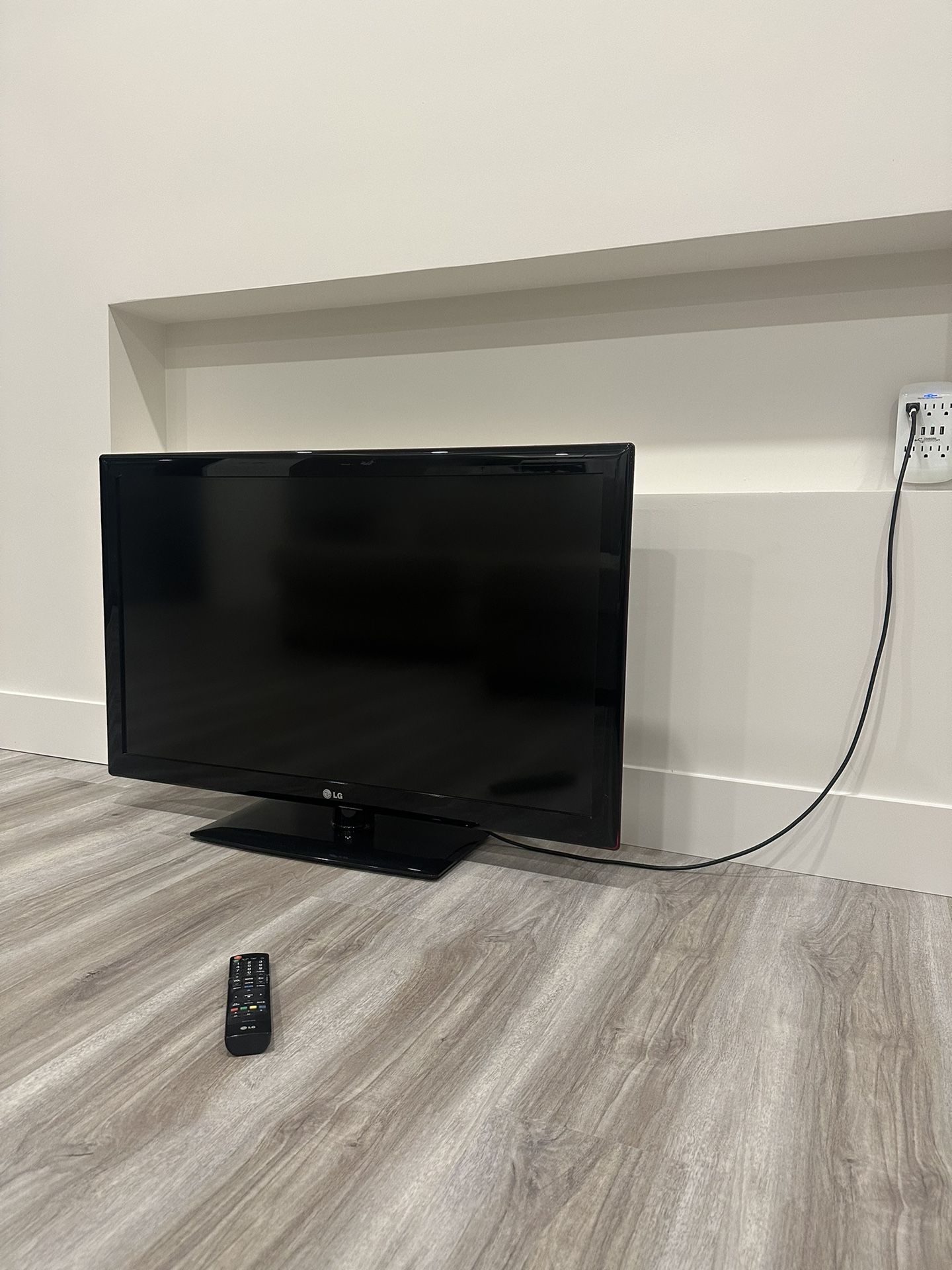 LG 42 Inch TV | Full HD 1080P | 120Hz | LCD 42LK520 42"