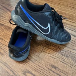 Size 4Y Kids NIKE TIEMPO LEGEND 10 CLUB INDOOR/COURT LOW-TOP SOCCER SHOES
