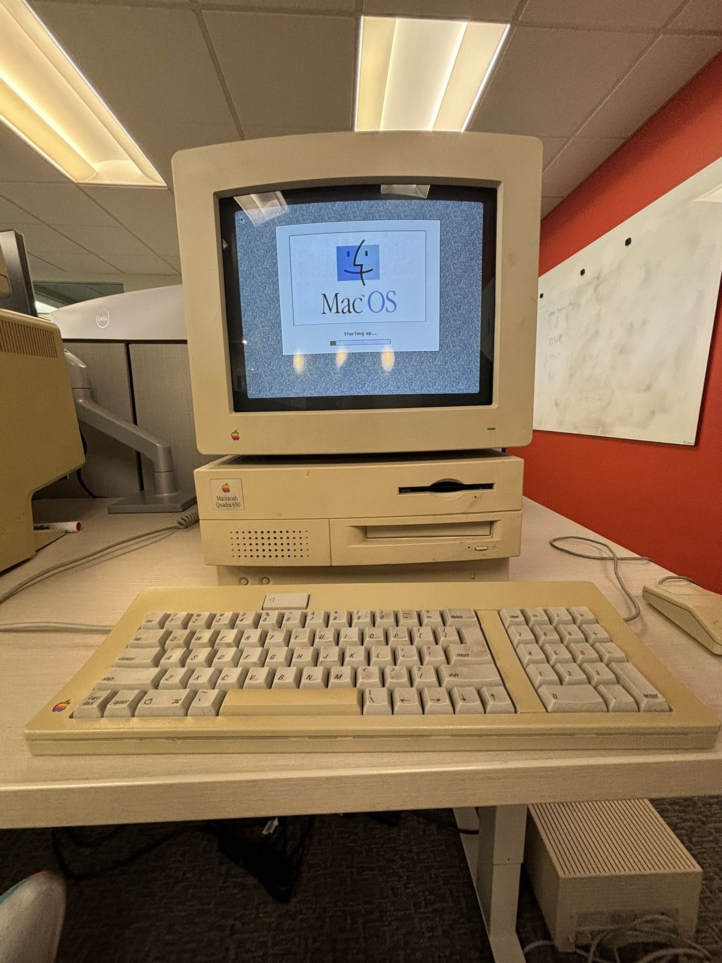 WORKING Apple Macintosh Quadra 650 WITH Keyboard, Mouse and