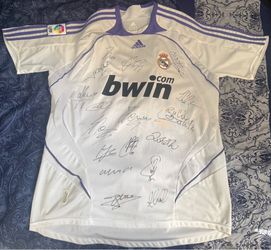Real Madrid shirt 2009 2010 autographed by its players