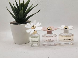 Marc Jacobs
 
Daisy 4-Piece Mini Perfume Discovery Gift Set

🌸Available only:
✨️Marc Jacobs Daisy Eau de Toilette, 
✨️Marc Jacobs Daisy Wild Eau de P