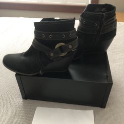 Women’s Size 10 , 3-1/2” Heel Bootie. 