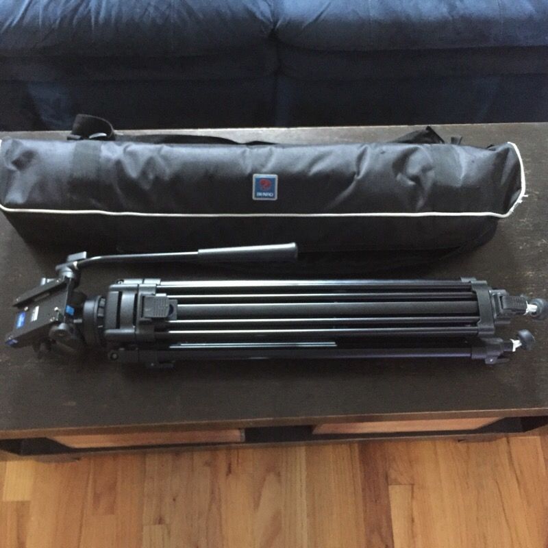 Benro AD71F professional video tripod and case