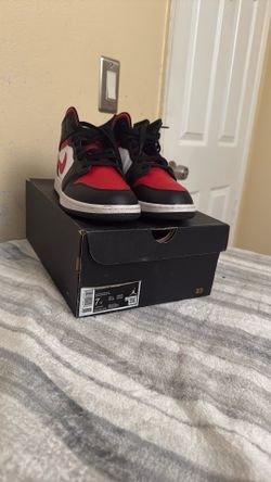 Air Jordan 1 Mid GS 'Black Fire Red' Size 7y