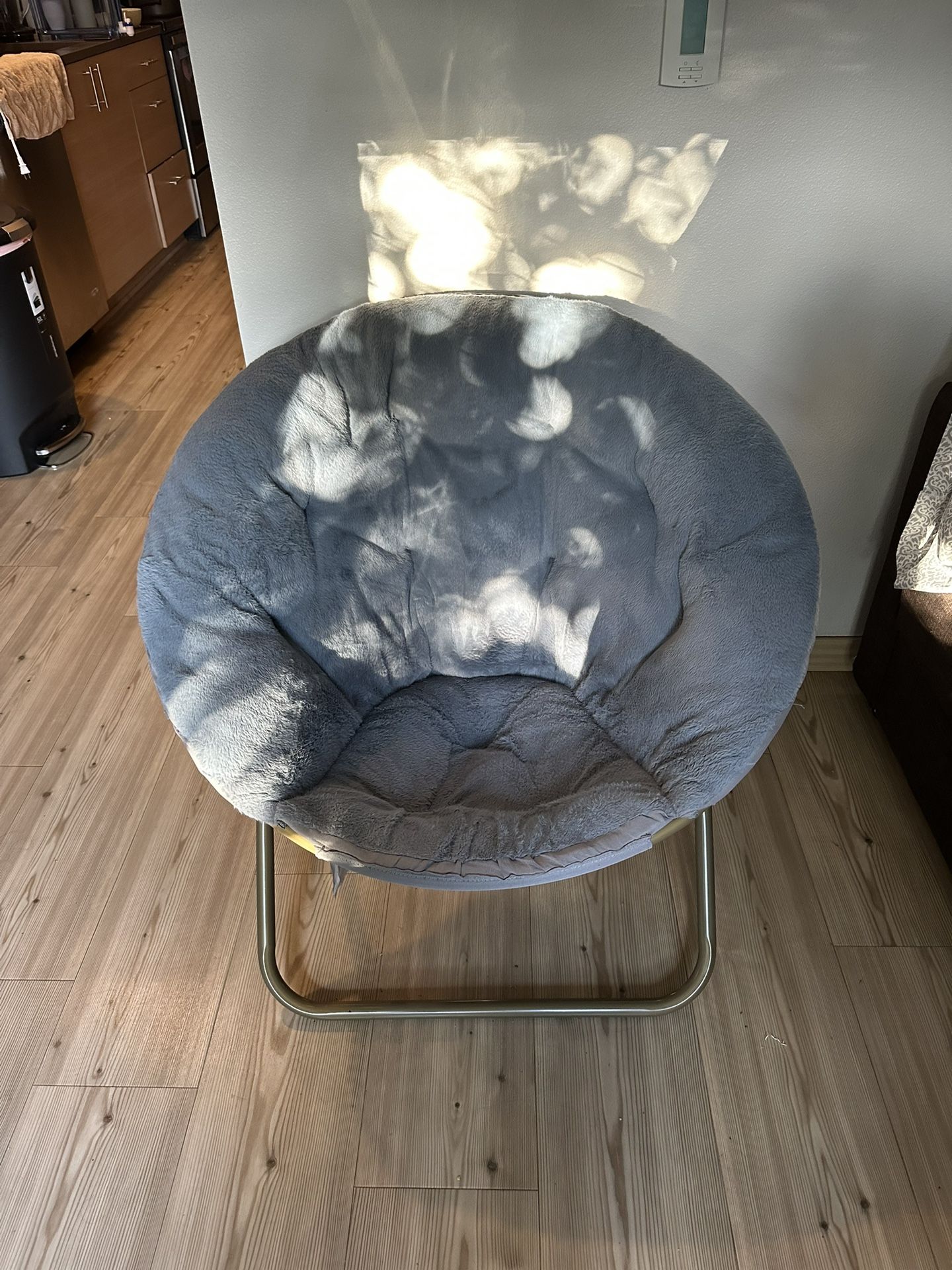 Cozy Saucer Chair – Like New!