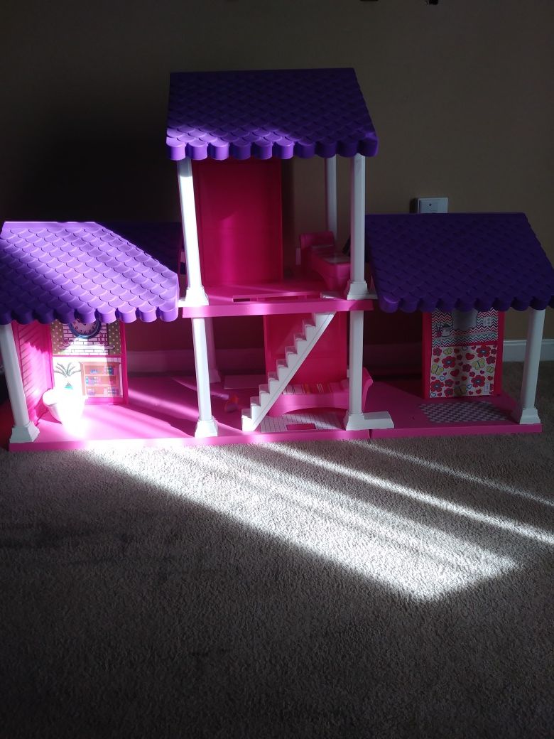 Plastic doll house