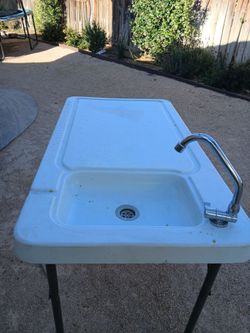 Fish cleaning table