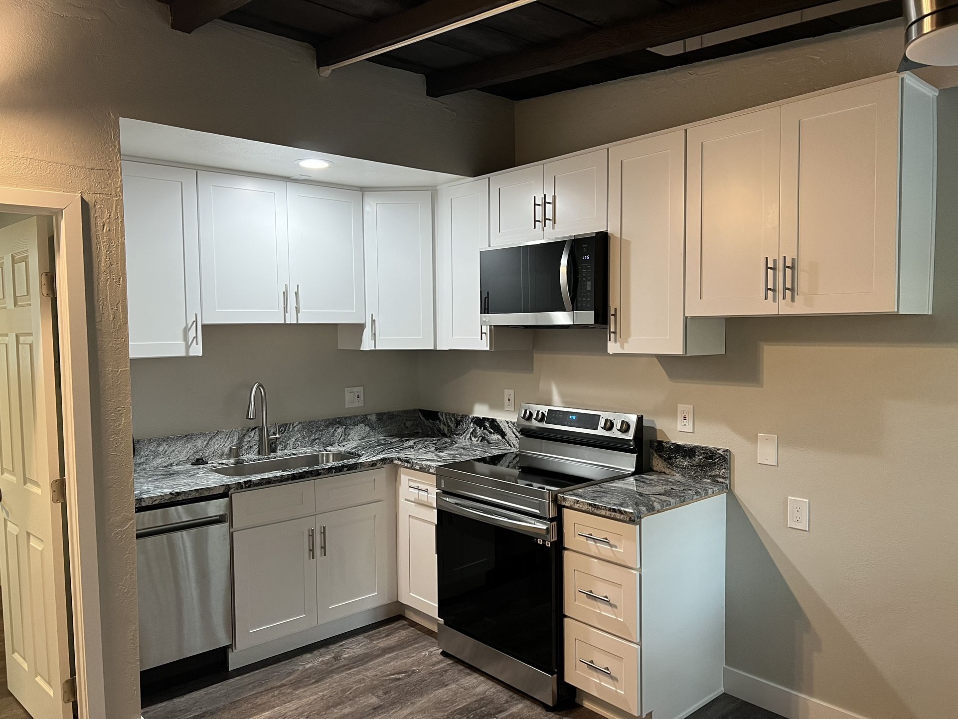 Quarts Counter Tops / Backsplash And Cabinets