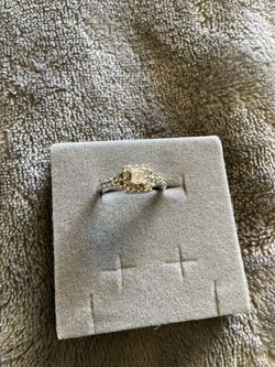 Size 5 Vintage 14 kt white gold ring with diamonds
