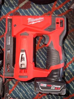 Milwaukee M12 Cordless Staple Gun w/ REDLITHIUM XC 3.0Ah Li-Ion Battery 12V