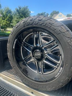 Moto Metal Wheel with Toyo Open Country Tire