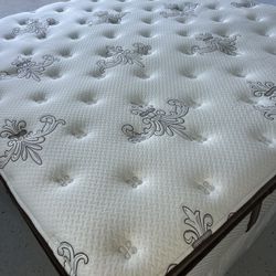 King Stearns & Foster Pillowtop in excellent like new condition, I can deliver  Or come see first 