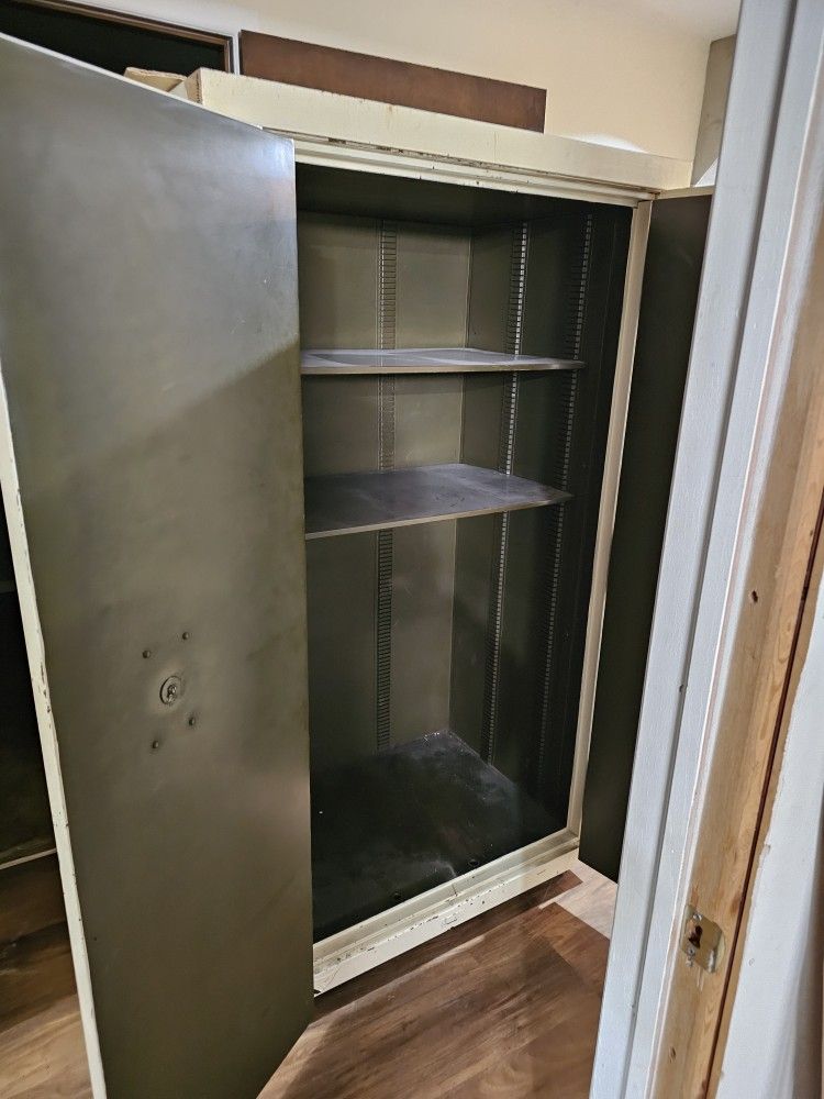 Huge YALE SAFE FREE