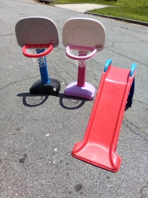 2 Little Tykes Basketball Courts+Slide