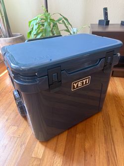 NEW YETI Roadie 32 Wheeled Cooler in Navy + Accessories - New with Tags