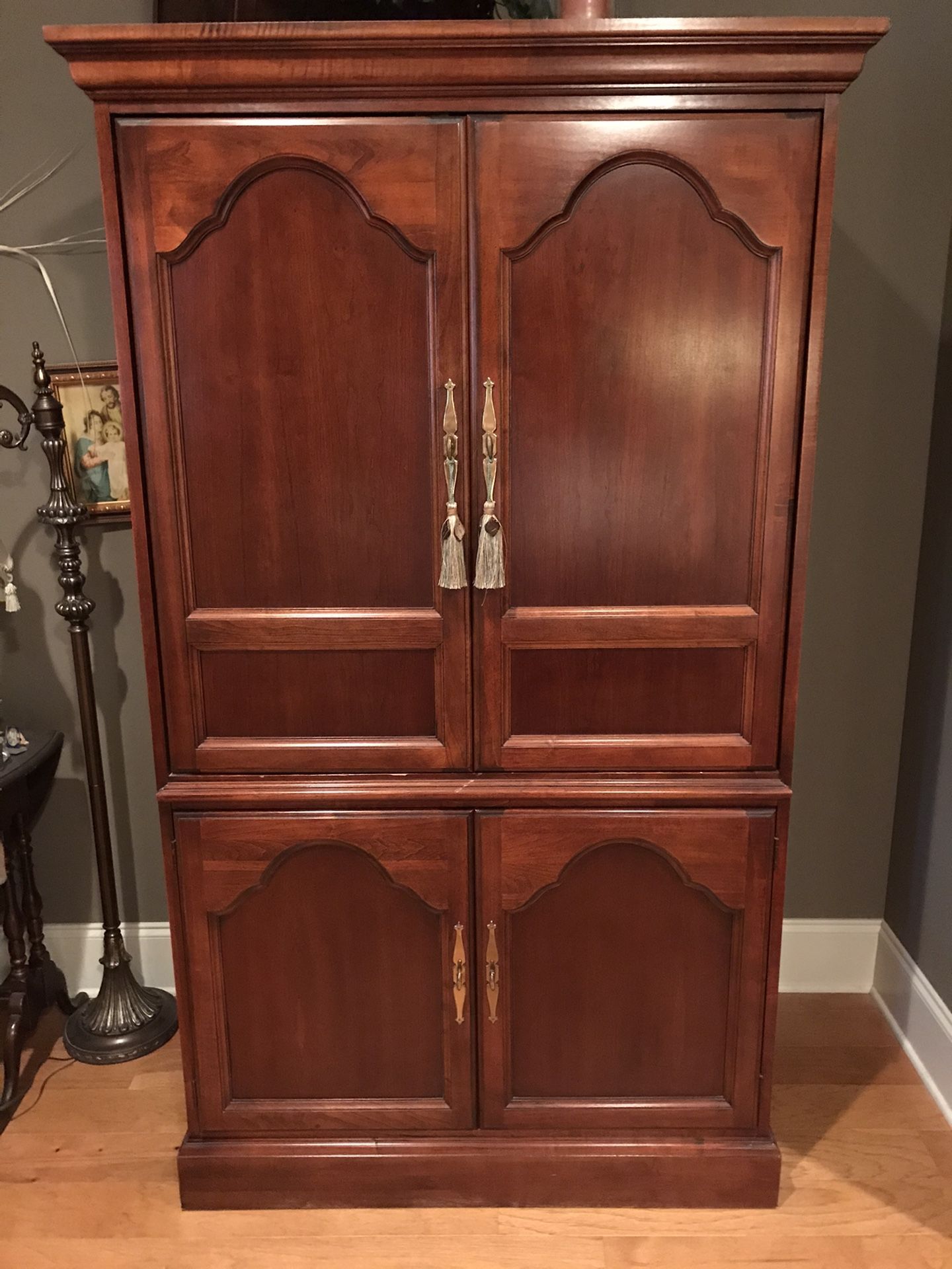 TV ARMOIRE ENTERTAINMENT CENTER