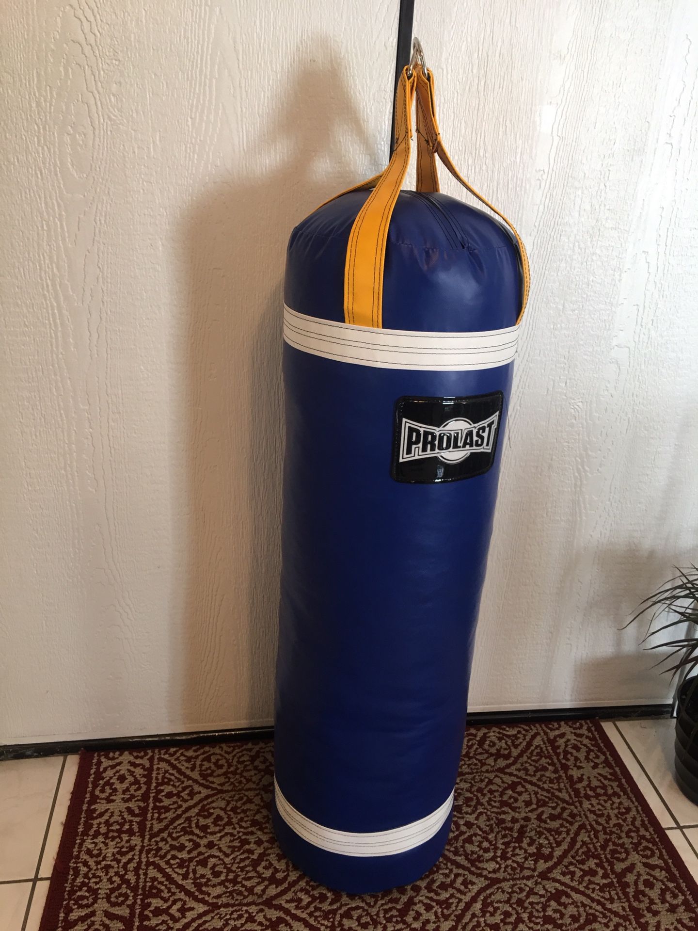 PUNCHING BAG BRAND NEW 100 POUNDS FILLED LUXURY ABOUT FIVE FEET TALL MADE USA 🇺🇸 