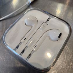 2 Pairs Apple Earbuds With Microphone. 1 Brand New, 1 Without Box. 