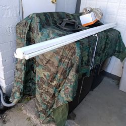 PROJECTOR SCREEN LIKE NEW 75"