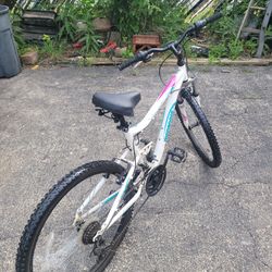Mangoose girls bicycle 26" wheels v.good condition