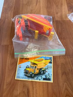 Reese's Dump Truck Building Block Set 271 Pieces