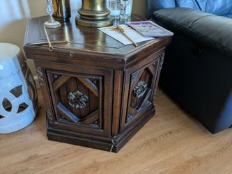 Wood living room set, coffee table and two side tables. *FREE*
