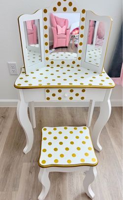 Toddler vanity