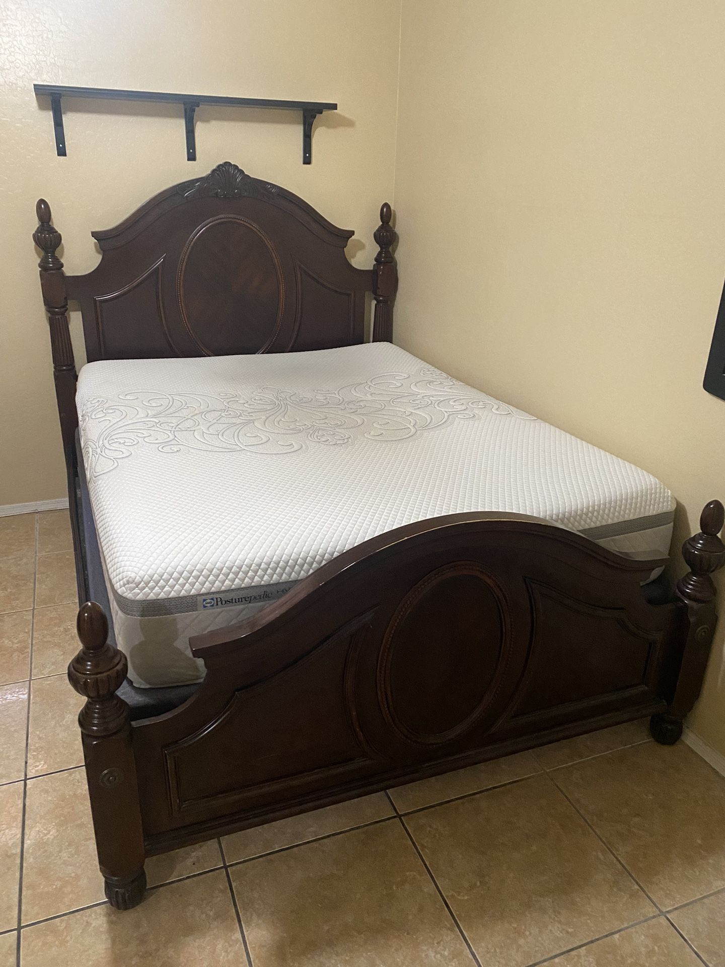 Queen Bed And Dresser+Mirror Set
