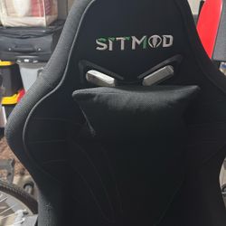 gaming chair with foot rest