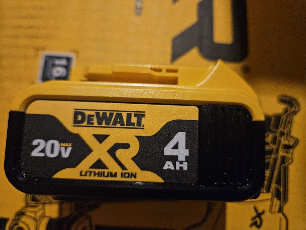 New DEWALT 20V MAX Compact Lithium-Ion 4.0Ah Battery(FIRM 50)