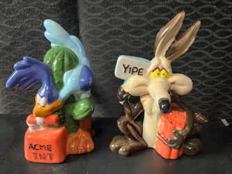 1993 Warner Bros. Looney Tunes Wile E. Coyote and Road Runner ceramic salt and pepper shakers
