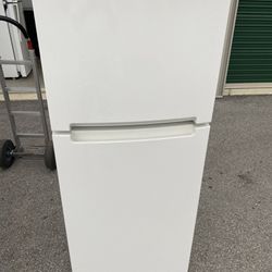 White 11 Cubic Feet Refrigerator In Excellent Condition 