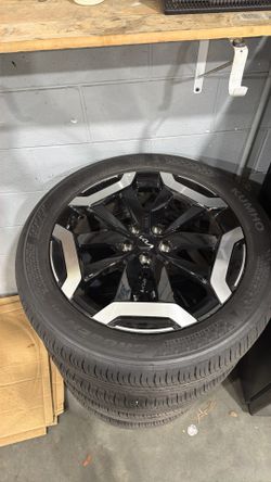 Brand New rim And Tire size 245/50 R20