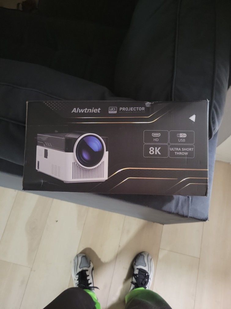 Alwtniet Projector
