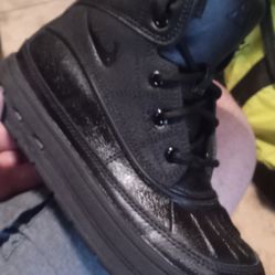 $$S- Nike Woodside 2 ACG Mid Triple Black