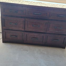 Dresser