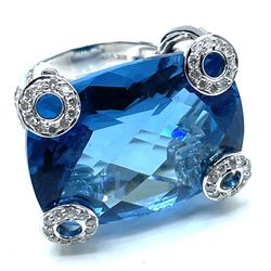 David Yurman Style 46 Carat London Blue Topaz Ring 18 Carat Gold Made In Qatar