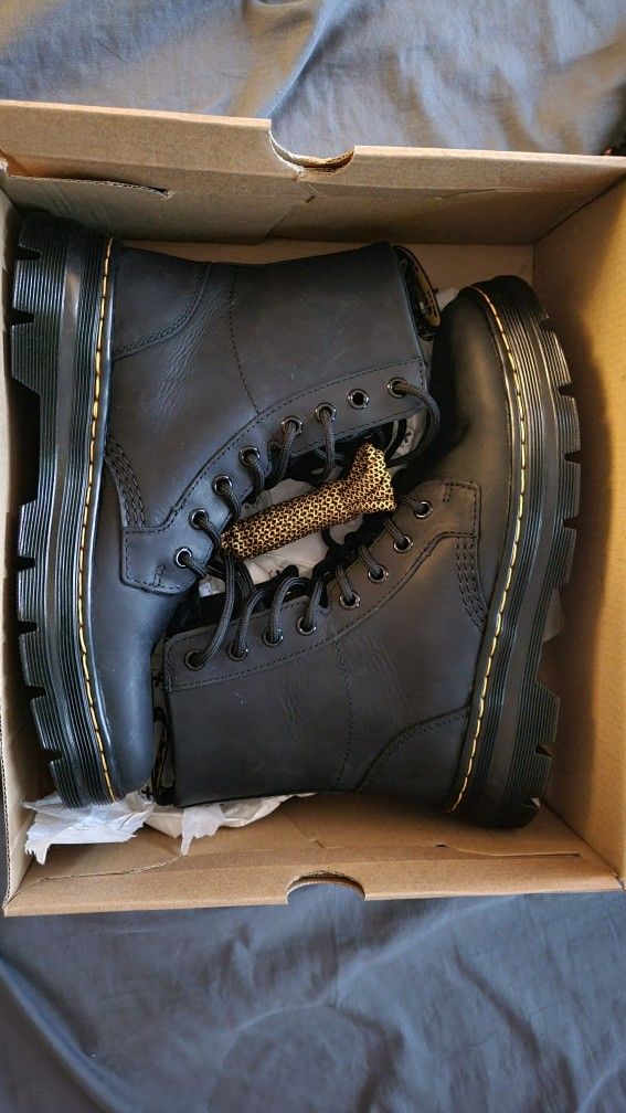 Dr. Martens Airwair Combs Leather Boots