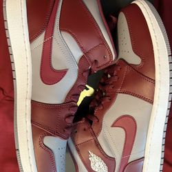 Air Jordan Retro 1 Mid - Cherrywood - DS Size 12