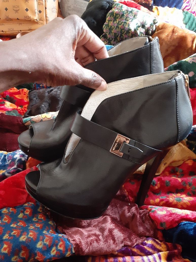 Ladies Michael Kors heels sz 9..leather