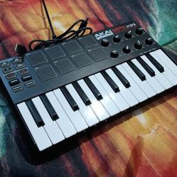 AKAI MpK Mini (Keyboard/ Beat Pad)