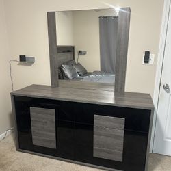 Rooms To Go Modern Gray 6-Drawer Dresser with Mirror – Excellent Condition