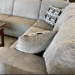Memorial Day Sale | Light Color Contemporary Cozy Deep Seating RAF Or LAF Sectional Couch With Chaise| Brand New 💥 Delivery 🚚