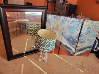 Pretty decor. Mirror. Lamp. Canvas
