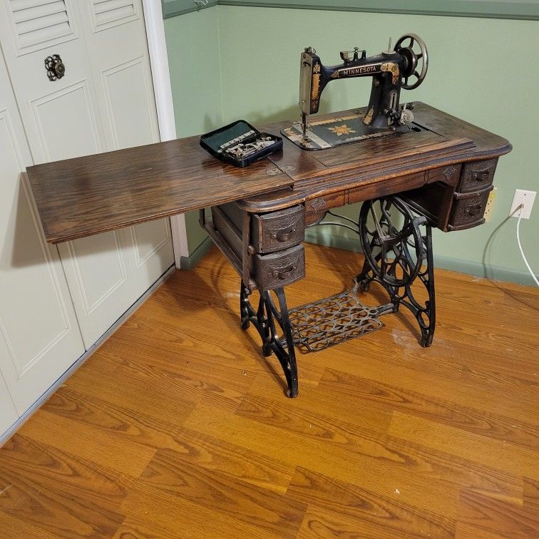 ANTIQUE MINNESOTA SEWING MACHINE