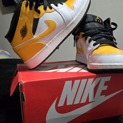Nike Air Jordan 1 Mid White University Gold Grade School Youth Size 6.5 Y