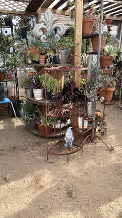 Corner shelf planter