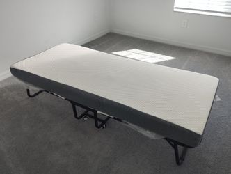Foldable bed with mattress