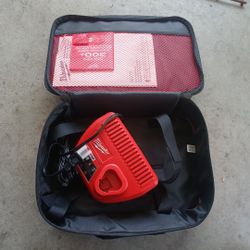 Cargador Milwaukee  12 Volts 
